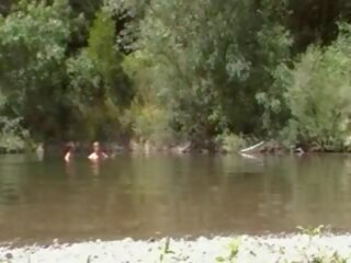 Naturist grown זוג ב ה river, חופשי מבוגר סרט f3