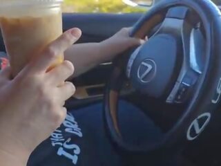 Unë pyeti një i huaj në the anë i the rrugë në hov larg dhe spermë në tim ice coffee &lpar;public masturbation&rpar; përjashta makinë x nominal video