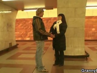 Youth picks up uly emjekli ulylar uçin jana in metro