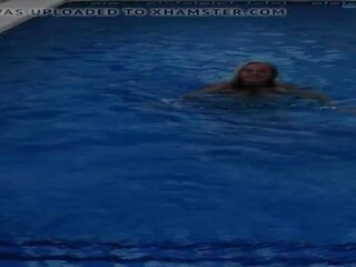 Provokatif wanita gemuk cantik milf di itu berenang kolam renang