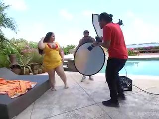 Kaibig-ibig bbw emma pader ng kastilyo fucks kaakit-akit na lalake photographer