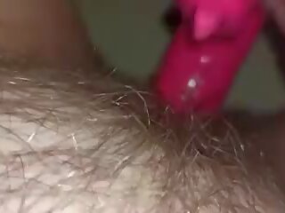 Mlada damsel masturbira s velika dildo v ozko muca