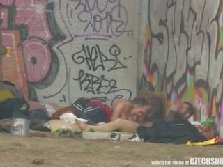 Rein straße leben homeless dreier mit x nenn film auf öffentlich