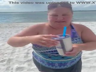 Slutty bbw duca nevasta flashes ei mare tate pe o public plaja