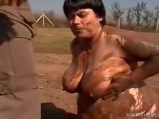 Farmer fucks mud pokrytý buclatý