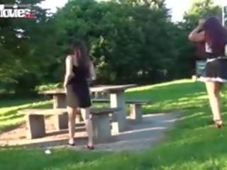 Два лесбіянки casually спалах їх кицьки в a публічний парк